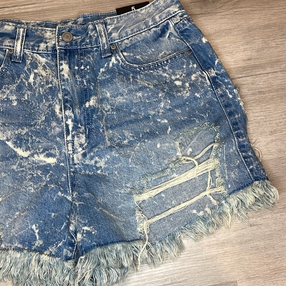 NWT Fashion Nova Nothing Compares Non Stretch Denim Shorts - Acid Wash Blue Sz 5 - Picture 6 of 8